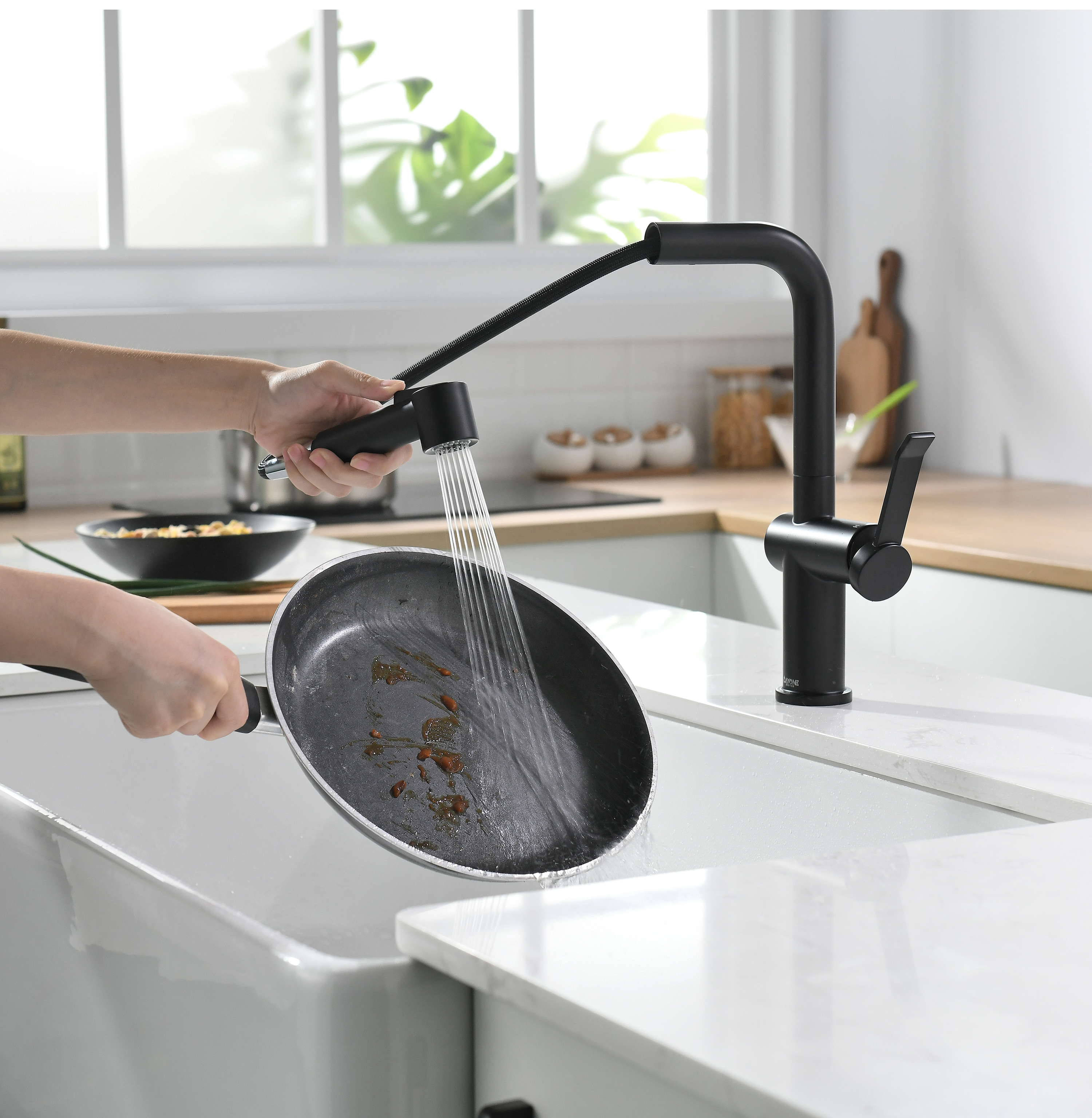 Матовый черный новый дизайн выдвижных кухонных смесителей с одним отверстием