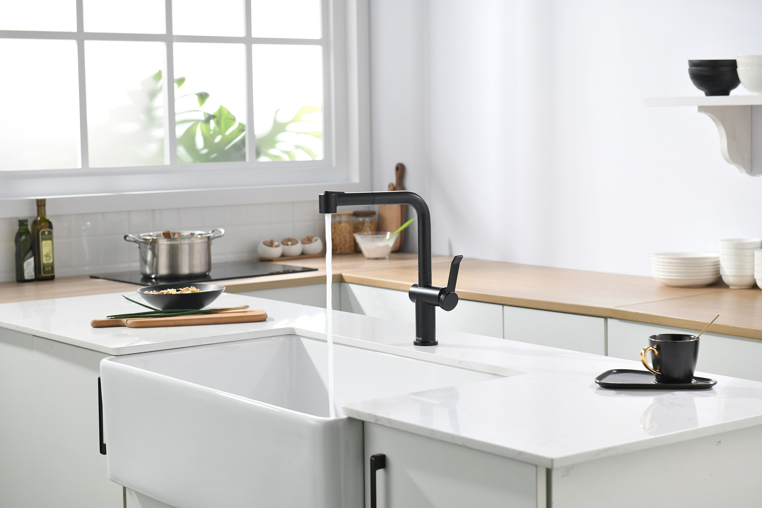 Установленный на палубе кухонный кран Вытяжные типы Черный кухонный кран Смеситель для кухонной раковины