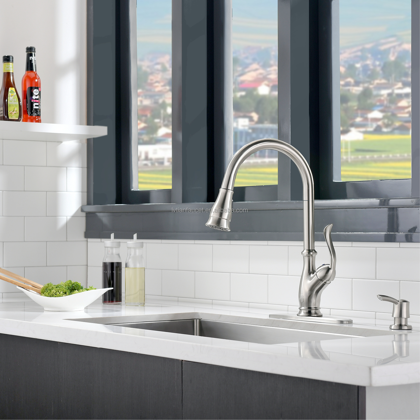 Бесконтактный кухонный смеситель с вытяжным механизмом — удобный способ мыть руки