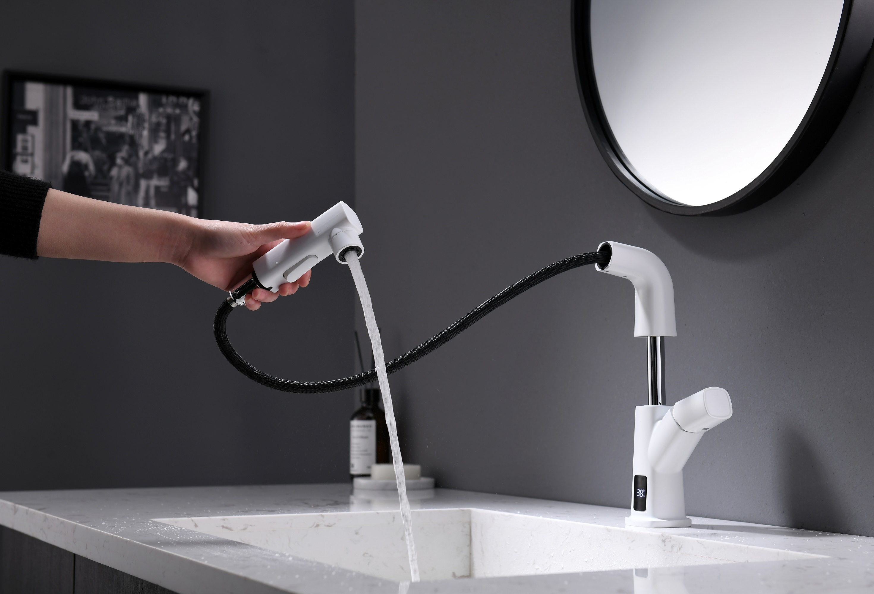 Дисплей температуры Матовый белый смеситель для раковины Выдвижной смеситель для ванной комнаты
