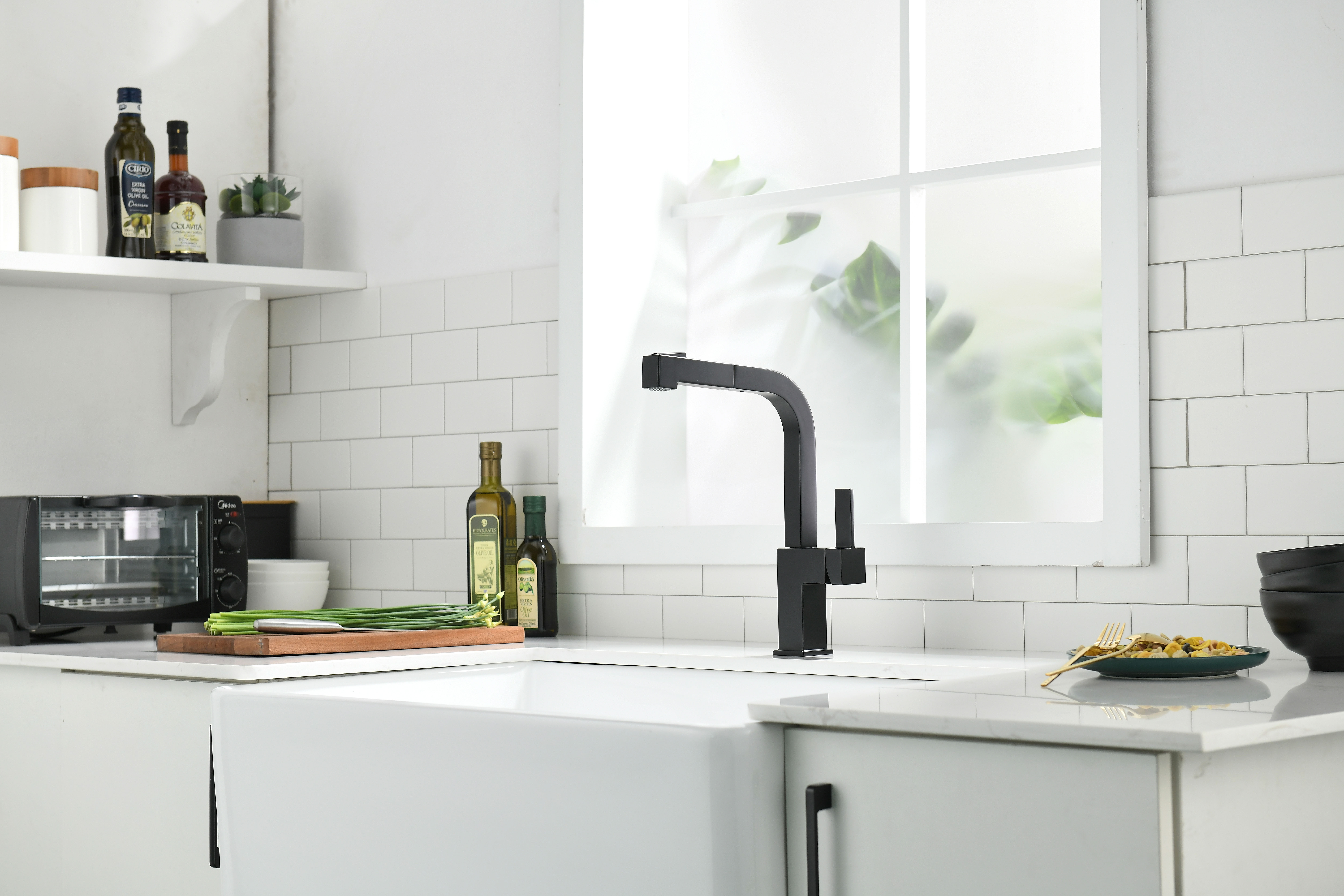 Черные кухонные смесители против золотых кухонных смесителей: выбор правильного стиля для вашей кухни