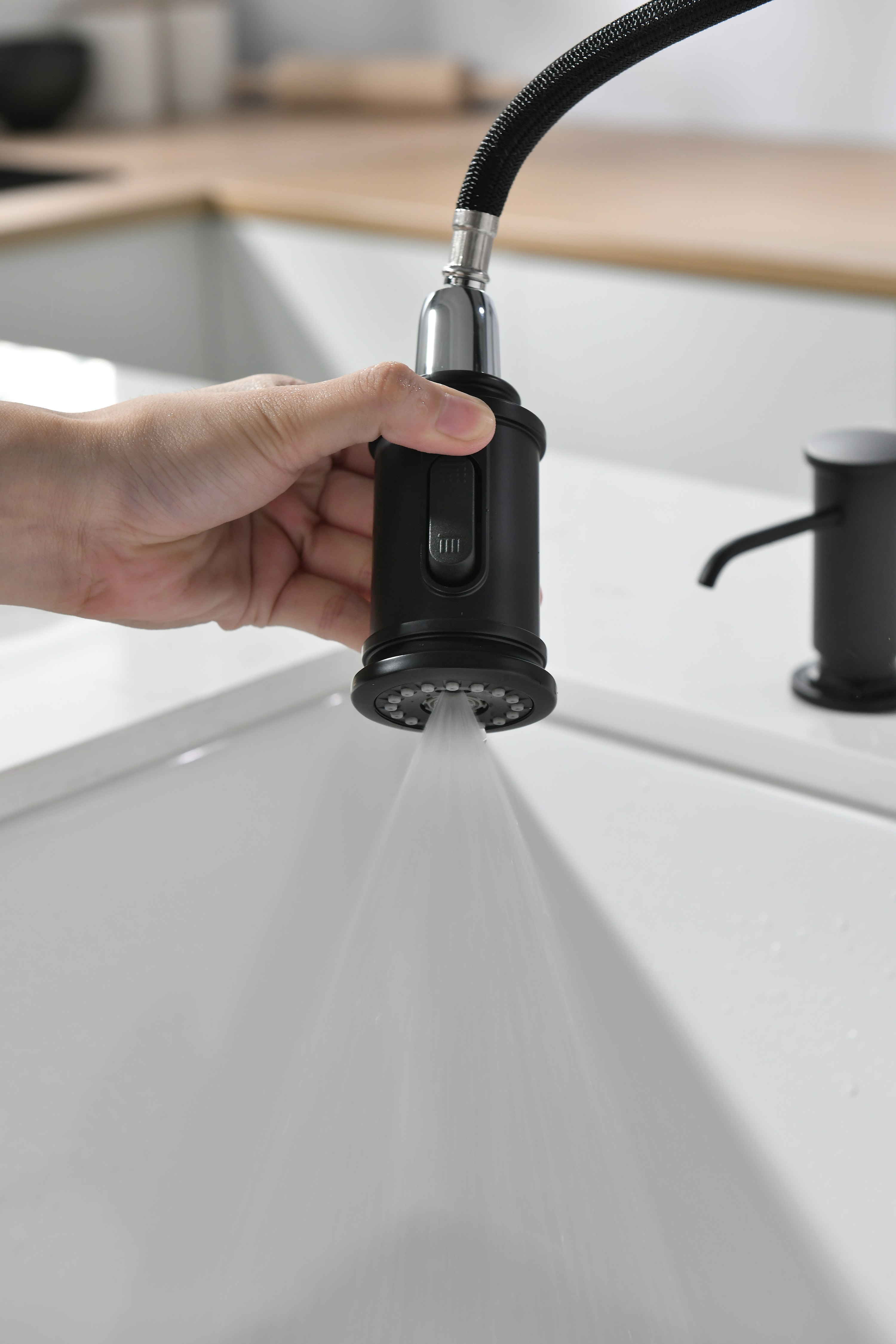 Матовый черный антикварный выдвижной кухонный смеситель с дозатором мыла