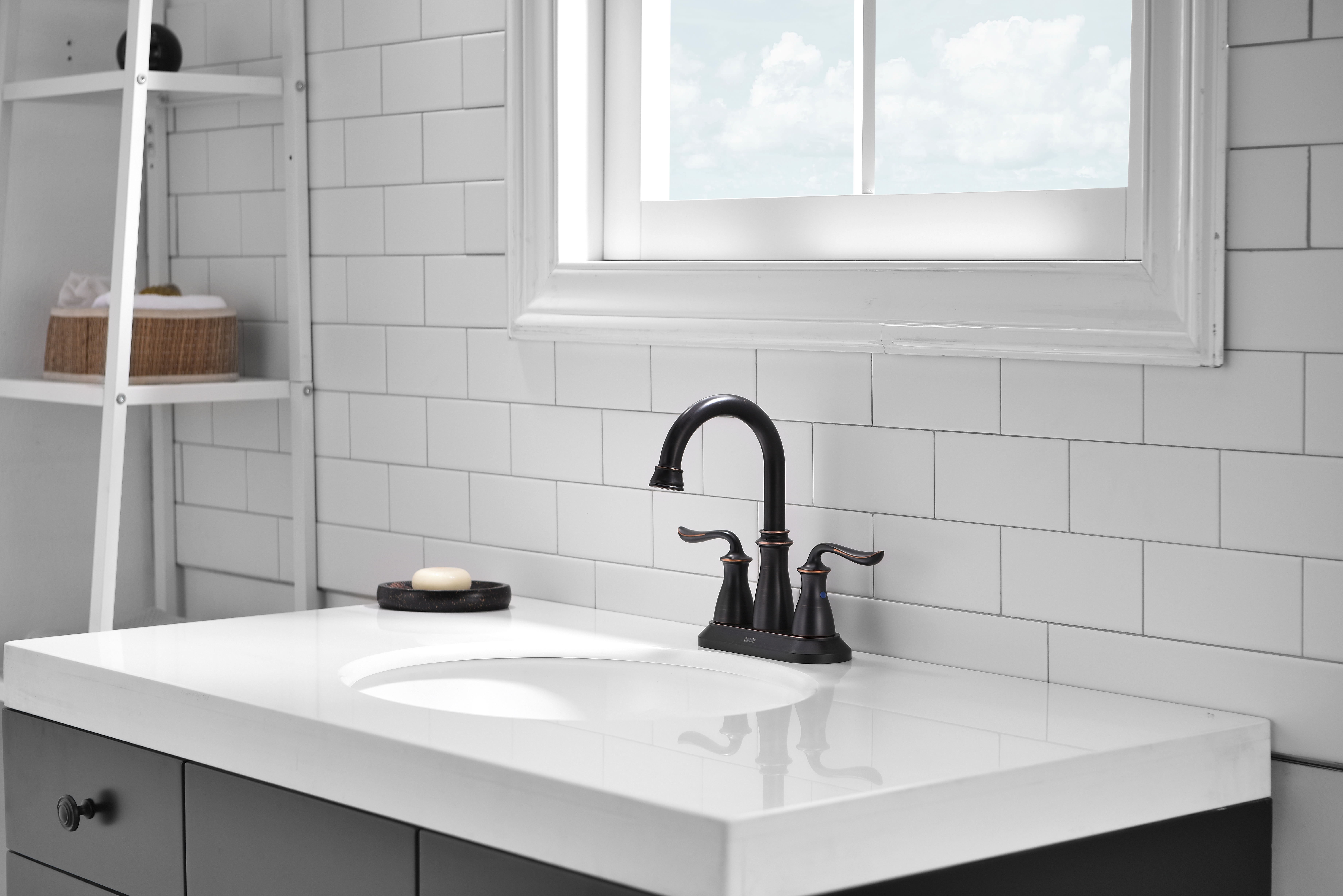 Гостеприимная красота: классическая привлекательность черных смесителей для ванной комнаты