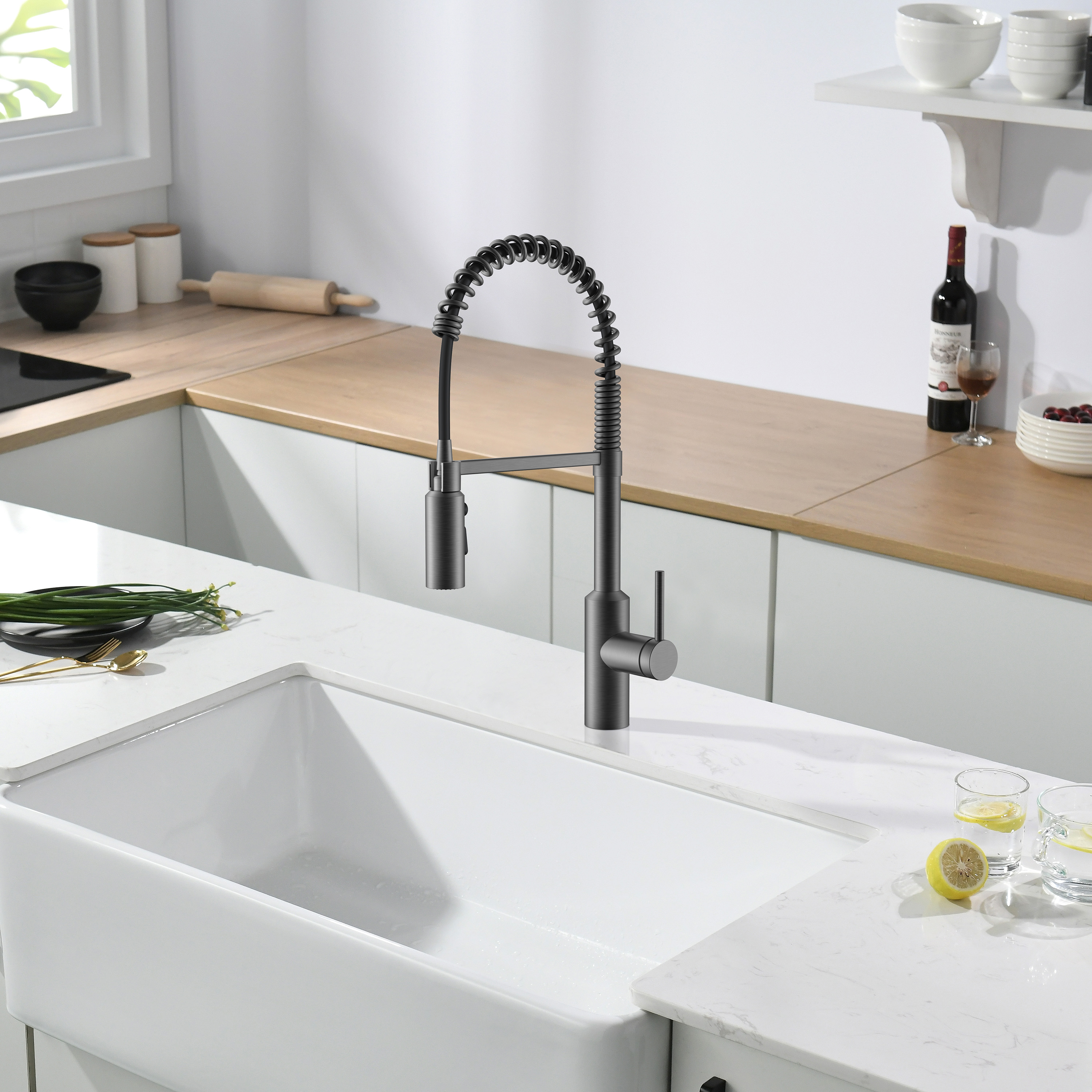 Новый дизайн бесконтактных кухонных смесителей вытягивает вниз черный и золотой кухонный смеситель 