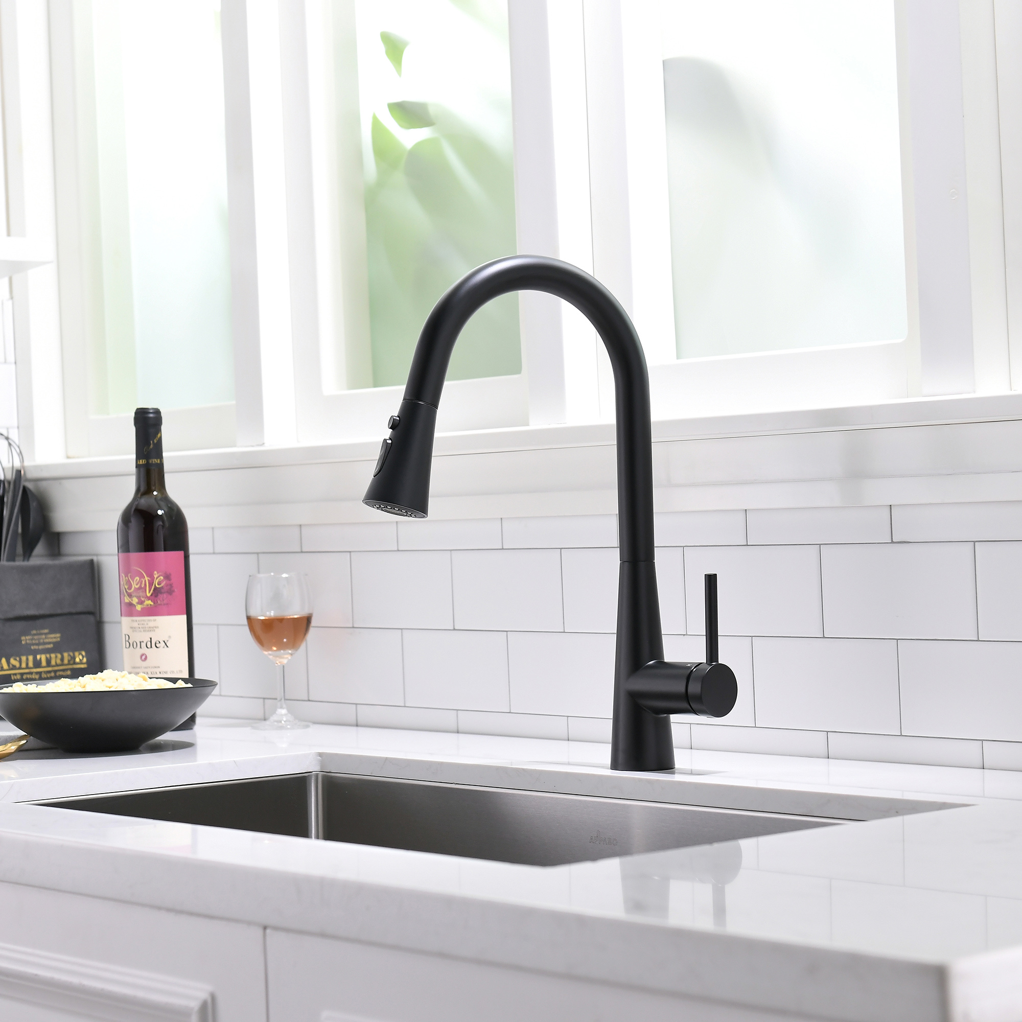 Кухонный смеситель с выдвижным распылителем Swan Neck в черном + хромированном цвете